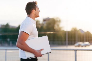 Havaalanı Otopark, dizüstü bilgisayar kullanan adam