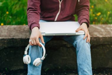 dizüstü bilgisayarda çalışan adam