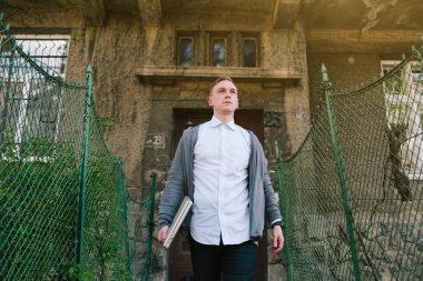 Laptop ile açık çalışan adam