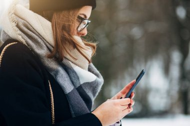 Akıllı telefon kullanan kız kış Park