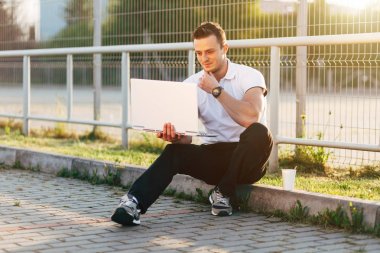 Havaalanı Otopark, dizüstü bilgisayar kullanan adam