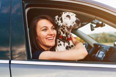 Kadın ile köpek arabada oturuyordu