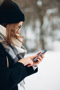 Akıllı telefon kullanan kız kış Park