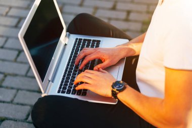 Havaalanı Otopark, dizüstü bilgisayar kullanan adam