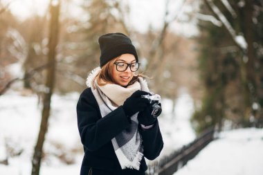 Kız kış Park film kamera ile