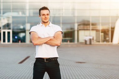 Havaalanı otopark üzerinde poz adam