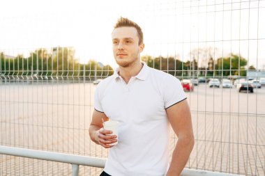 Kahve ile kas genç adam