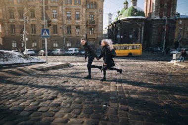 Şehirde yürüyüş hipster Çift