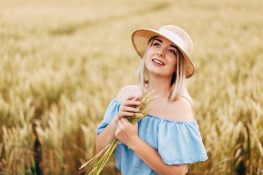 Buğday Tarlasında Kadın