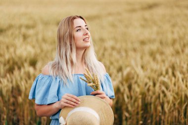 Buğday Tarlasında Kadın