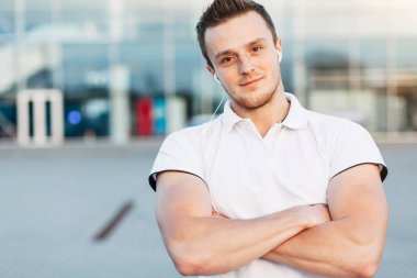 Havaalanı otopark üzerinde poz adam