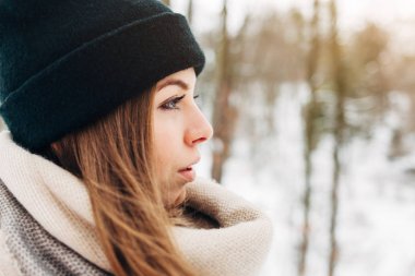 Kış parkta neşeli güzel kız