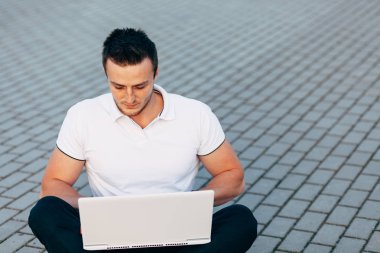 Havaalanı Otopark, dizüstü bilgisayar kullanan adam