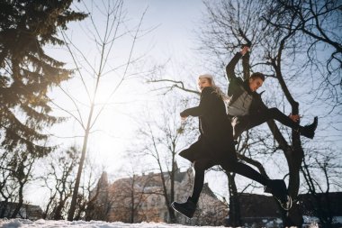 Şehirde yürüyüş hipster Çift