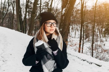 Kış parkta kızla kahve fincanı