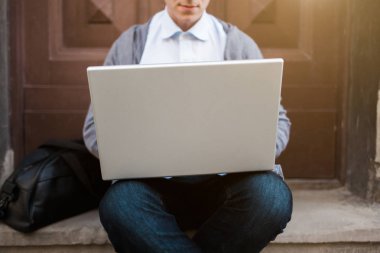 Laptop ile açık çalışan adam