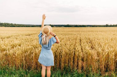 Buğday Tarlasında Kadın