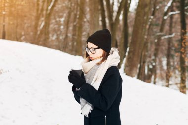 Kış parkta kızla kahve fincanı
