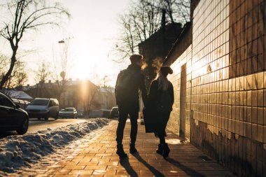 Şehirde yürüyüş hipster Çift