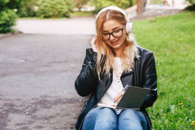 Kadın yazma not defterinde Şehir Parkı içinde