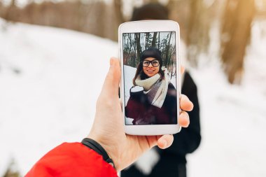Selfie Park'ta alarak neşeli kız