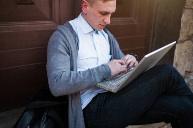 Laptop ile açık çalışan adam