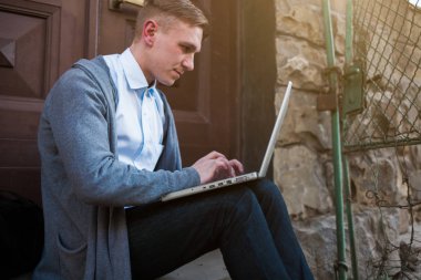 Laptop ile açık çalışan adam