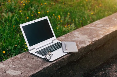 Şehir Parkı taş tezgah üstünde laptop