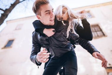 Şehirde yürüyüş hipster Çift