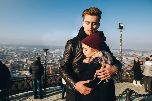 Couple hipster marchant dans la ville — Photo