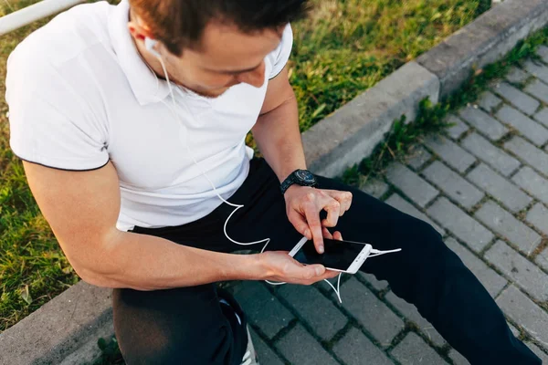 Homme utilisant un smartphone au parking — Photo