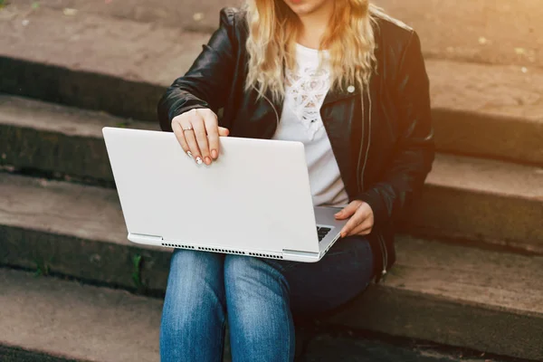 Menina trabalhando no laptop fora — Fotografia de Stock