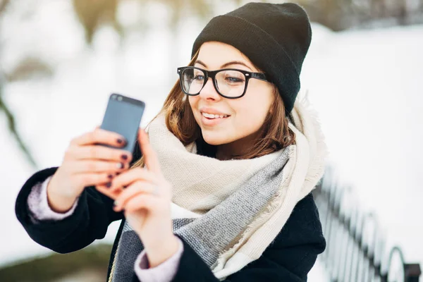 Menina alegre tomando selfie no parque — Fotografia de Stock