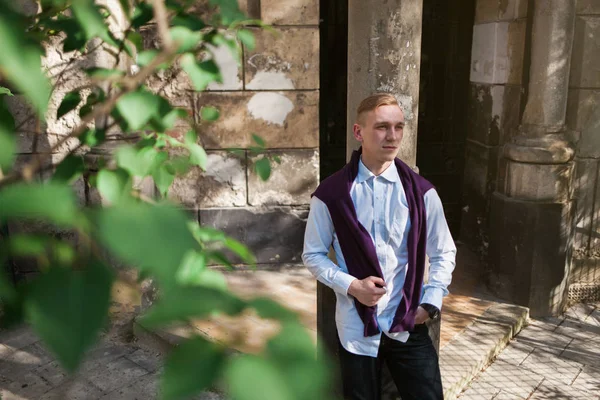 Homem elegante na cidade — Fotografia de Stock