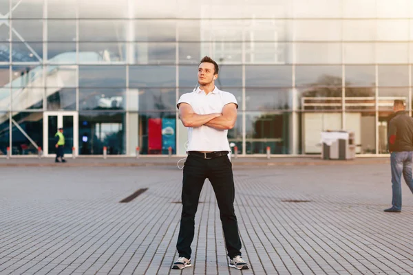 Homem posando no estacionamento do aeroporto — Fotografia de Stock