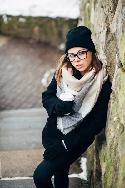 Menina no parque de inverno com xícara de café — Fotografia de Stock