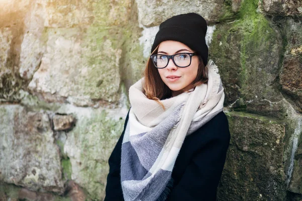 Menina bonita alegre no parque de inverno — Fotografia de Stock