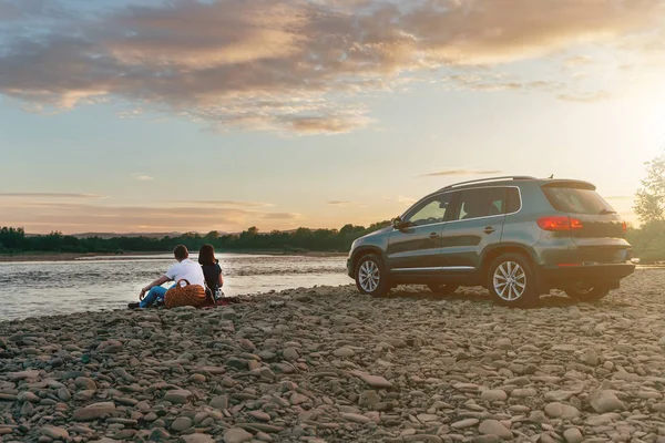 Couple heureux près de la voiture en voyage — Photo