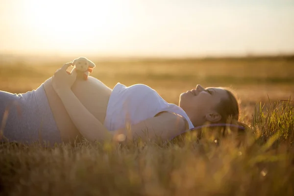 Gün batımı alanındaki hamile kadın