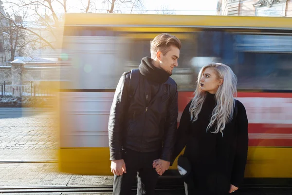 Couple hipster marchant dans la ville — Photo