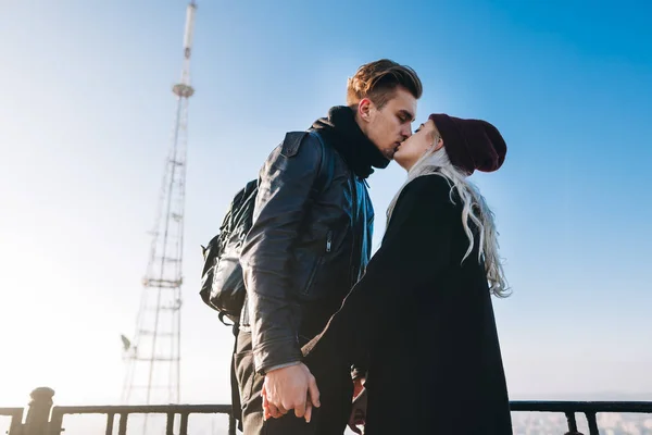 Couple hipster marchant dans la ville — Photo