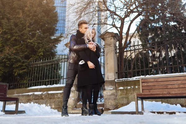 Couple hipster marchant dans la ville — Photo