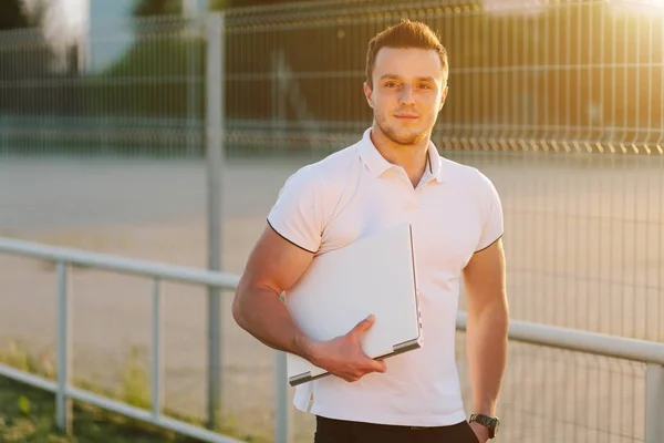 Man met laptop op parkeren bij de luchthaven — Stockfoto