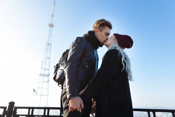 Couple hipster marchant dans la ville — Photo