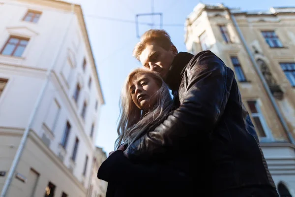 Couple hipster marchant dans la ville — Photo