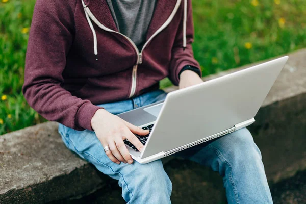 dizüstü bilgisayarda çalışan adam