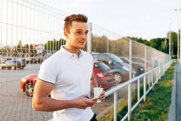 주차장에서 스마트폰 사용 하는 남자 — 스톡 사진