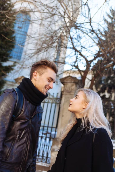 Couple hipster marchant dans la ville — Photo