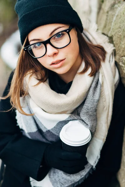 Menina no parque de inverno com xícara de café — Fotografia de Stock