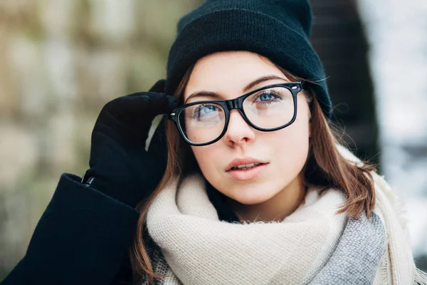 Allegro bella ragazza nel parco invernale — Foto Stock